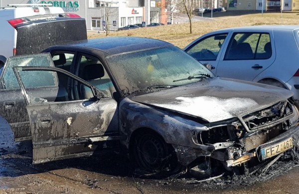 Po variklio plovimo užsiliepsnojo automobilis