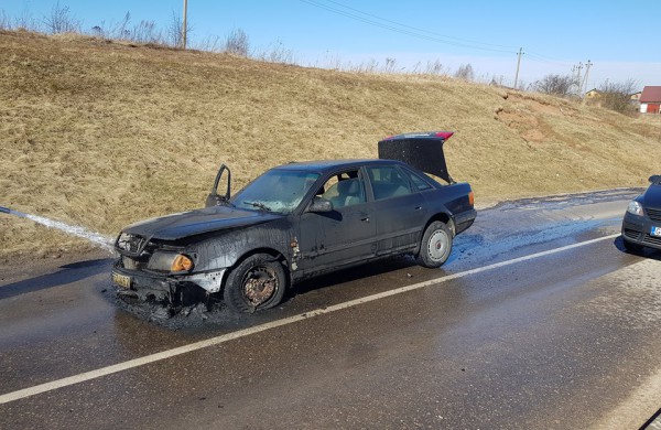 Po variklio plovimo užsiliepsnojo automobilis