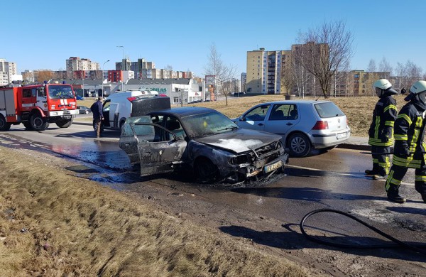 Po variklio plovimo užsiliepsnojo automobilis