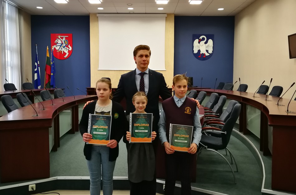 Apdovanoti vaikai, dalyvavę bendrovės „Jonavos vandenys“ konkurse