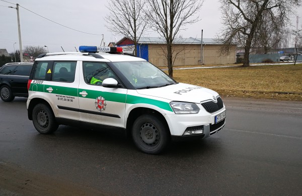 Prieštaringai vertinamas A. Lobovas pateko į avariją – yra sužeistų