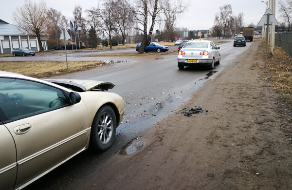 Prieštaringai vertinamas A. Lobovas pateko į avariją – yra sužeistų