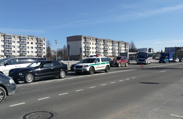 Avarija miesto centre – vairuotojas pasišalino iš įvykio vietos 