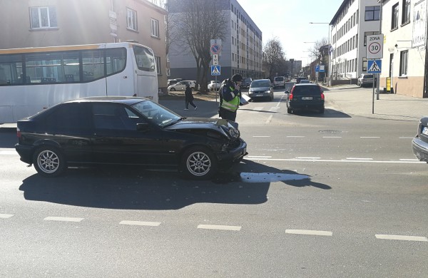 Avarija miesto centre – vairuotojas pasišalino iš įvykio vietos 