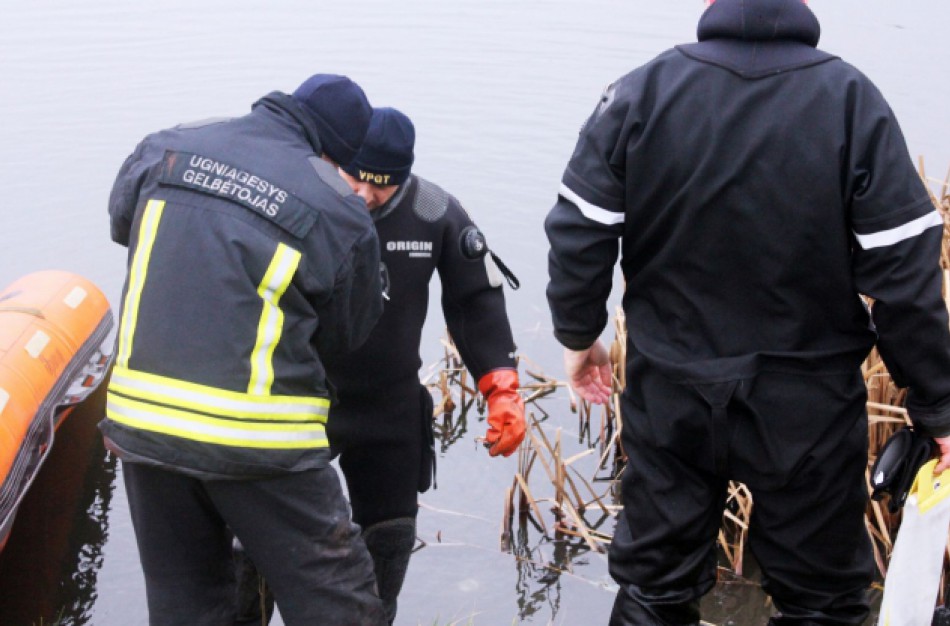 Užusalių tvenkinyje narai ieškojo galimai nuskendusios moters