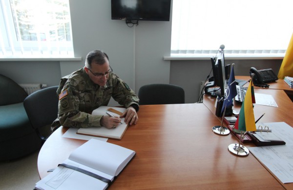Lietuvoje dislokuotoje NATO priešakinių pajėgų kovinėje grupėje lankėsi Vyriausiasis sąjungininkų pajėgų Europoje vadas   