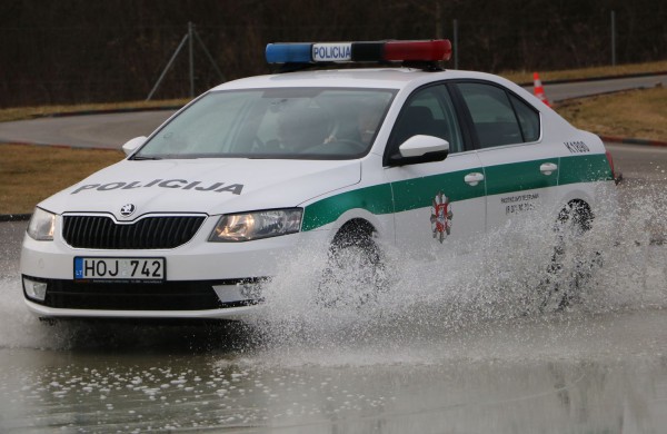 Pareigūnai patikrino savo vairavimo įgūdžius esant sudėtingoms sąlygoms