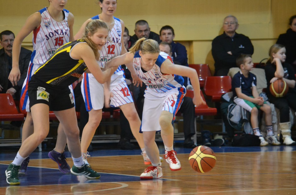Tik antroje rungtynių pusėje Jonavos krepšininkės palaužė be pergalių žaidžiančias šiaulietes
