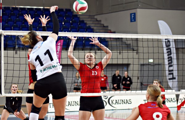 Lietuvos tinklinio čempionato finalai startavo atkakliu vyrų mūšiu ir šeimininkių pergale
