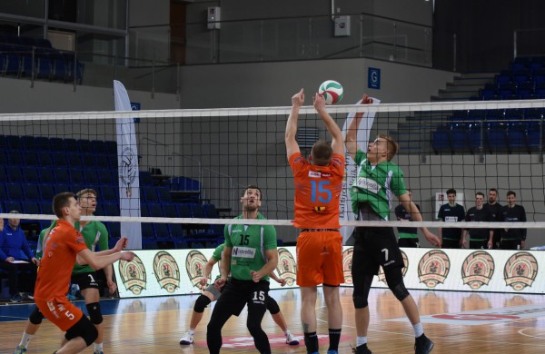 Lietuvos tinklinio čempionato finalai startavo atkakliu vyrų mūšiu ir šeimininkių pergale