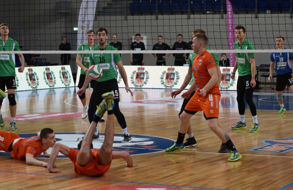 Lietuvos tinklinio čempionato finalai startavo atkakliu vyrų mūšiu ir šeimininkių pergale