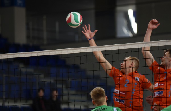 Lietuvos tinklinio čempionato finalai startavo atkakliu vyrų mūšiu ir šeimininkių pergale