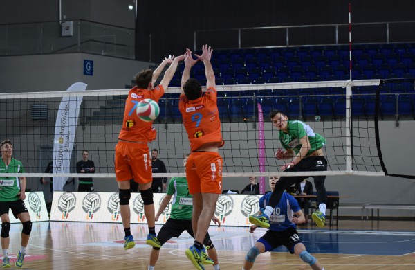 Lietuvos tinklinio čempionato finalai startavo atkakliu vyrų mūšiu ir šeimininkių pergale