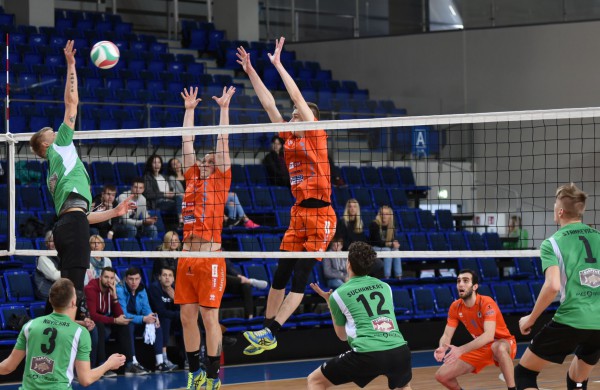 Lietuvos tinklinio čempionato finalai startavo atkakliu vyrų mūšiu ir šeimininkių pergale