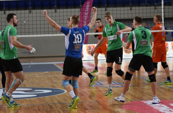 Lietuvos tinklinio čempionato finalai startavo atkakliu vyrų mūšiu ir šeimininkių pergale