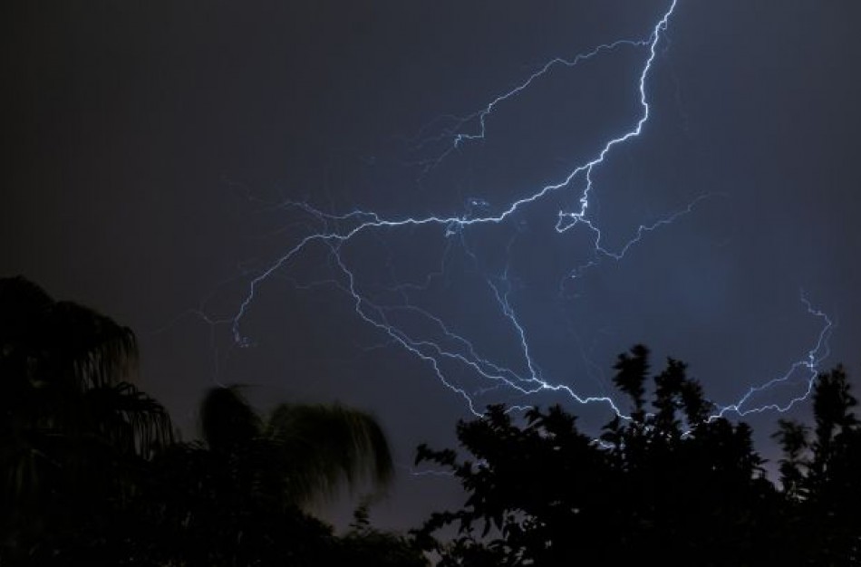 Darbingas gaisrininkų pirmadienis: degantys balkonai, ūkiniai pastatai, įtartini žaibo kirčiai 