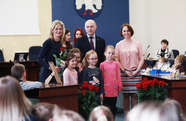 Apdovanoti eilėraščių, rašinėlių ir piešinių konkurso „Augu Lietuvoje/Jonavoje laimingas 2018“ dalyviai