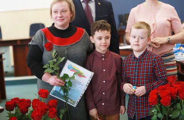 Apdovanoti eilėraščių, rašinėlių ir piešinių konkurso „Augu Lietuvoje/Jonavoje laimingas 2018“ dalyviai