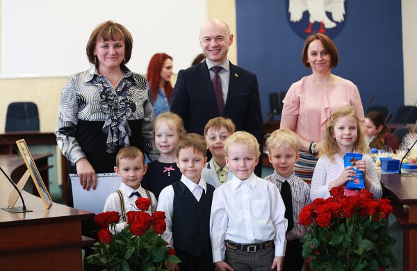 Apdovanoti eilėraščių, rašinėlių ir piešinių konkurso „Augu Lietuvoje/Jonavoje laimingas 2018“ dalyviai