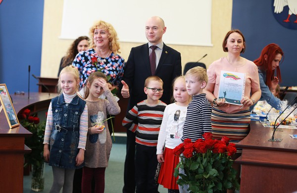 Apdovanoti eilėraščių, rašinėlių ir piešinių konkurso „Augu Lietuvoje/Jonavoje laimingas 2018“ dalyviai