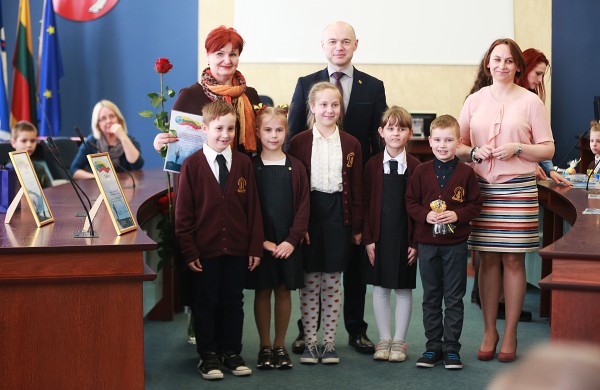 Apdovanoti eilėraščių, rašinėlių ir piešinių konkurso „Augu Lietuvoje/Jonavoje laimingas 2018“ dalyviai