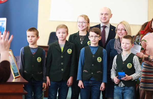 Apdovanoti eilėraščių, rašinėlių ir piešinių konkurso „Augu Lietuvoje/Jonavoje laimingas 2018“ dalyviai