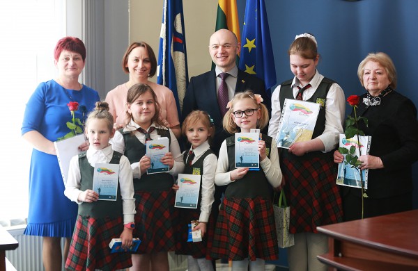 Apdovanoti eilėraščių, rašinėlių ir piešinių konkurso „Augu Lietuvoje/Jonavoje laimingas 2018“ dalyviai