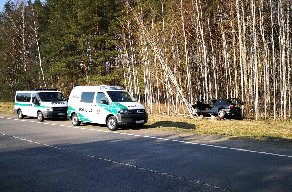 Trečios serijos BMW, vairuotojas virš 80 metų, pasekmės – automobilis griovyje