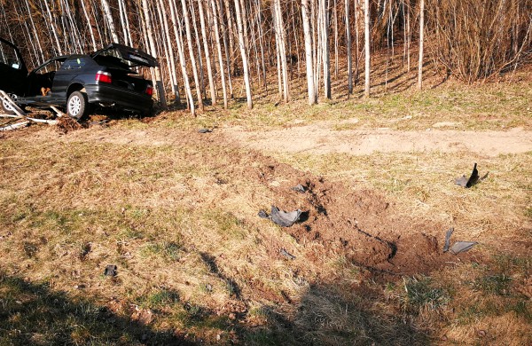 Trečios serijos BMW, vairuotojas virš 80 metų, pasekmės – automobilis griovyje
