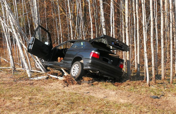Trečios serijos BMW, vairuotojas virš 80 metų, pasekmės – automobilis griovyje