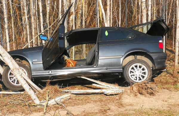 Trečios serijos BMW, vairuotojas virš 80 metų, pasekmės – automobilis griovyje