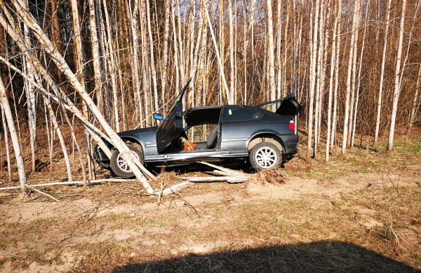 Trečios serijos BMW, vairuotojas virš 80 metų, pasekmės – automobilis griovyje