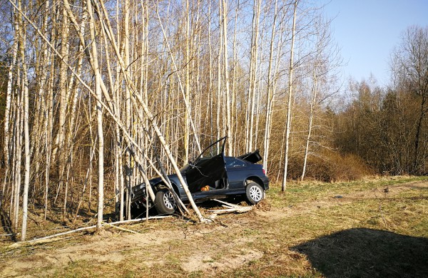 Trečios serijos BMW, vairuotojas virš 80 metų, pasekmės – automobilis griovyje