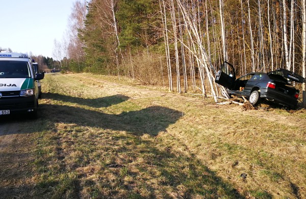 Trečios serijos BMW, vairuotojas virš 80 metų, pasekmės – automobilis griovyje