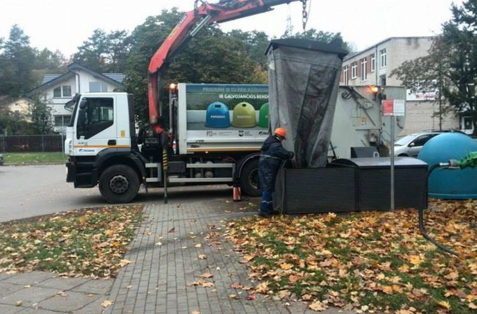 Net ir nešdami šiukšles galite pakliūti po ratais