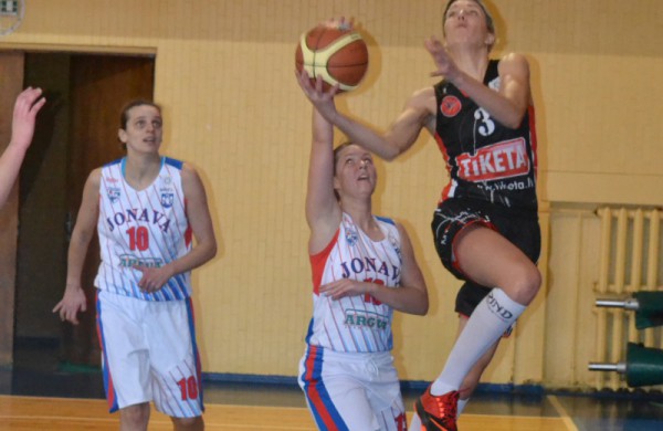 Tragiškai žaidusios Jonavos krepšininkės namuose patyrė fiasko