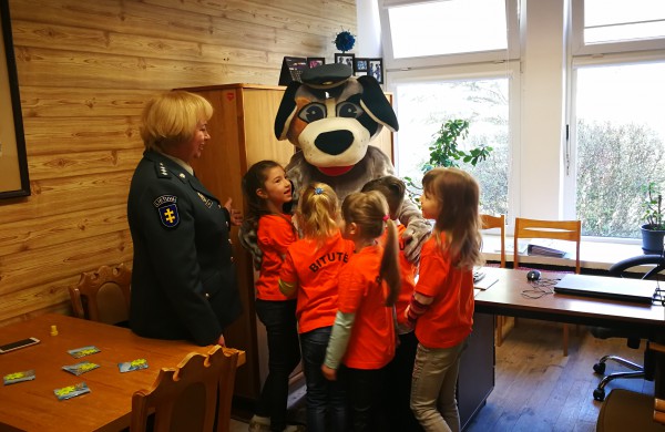 Visos gelbėjimo tarnybos skubėjo į Jonavos mokyklą - darželį „Bitutė“