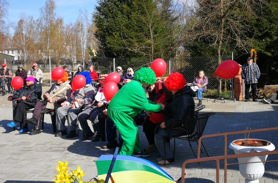Raudonos nosies akcijos klounai pralinksmino Jonavos r. globos namų gyventojus