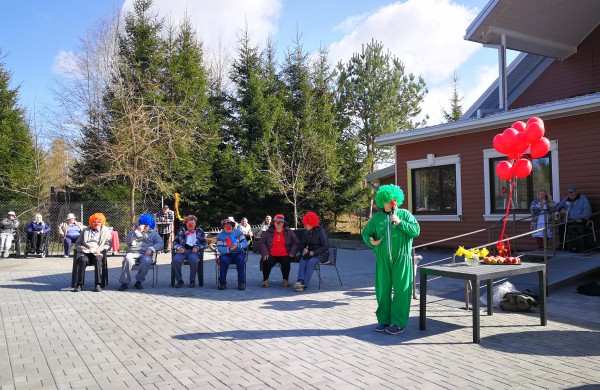 Raudonos nosies akcijos klounai pralinksmino Jonavos r. globos namų gyventojus