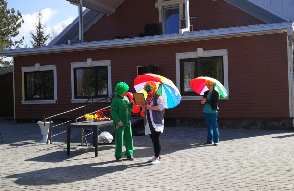 Raudonos nosies akcijos klounai pralinksmino Jonavos r. globos namų gyventojus