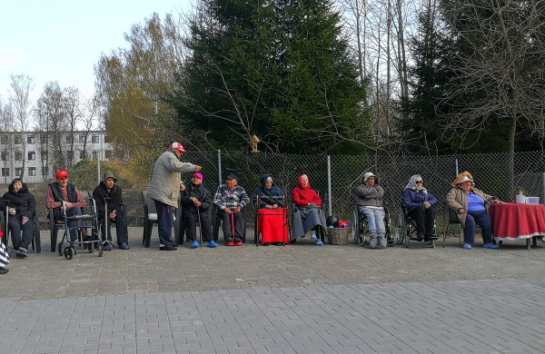 Raudonos nosies akcijos klounai pralinksmino Jonavos r. globos namų gyventojus