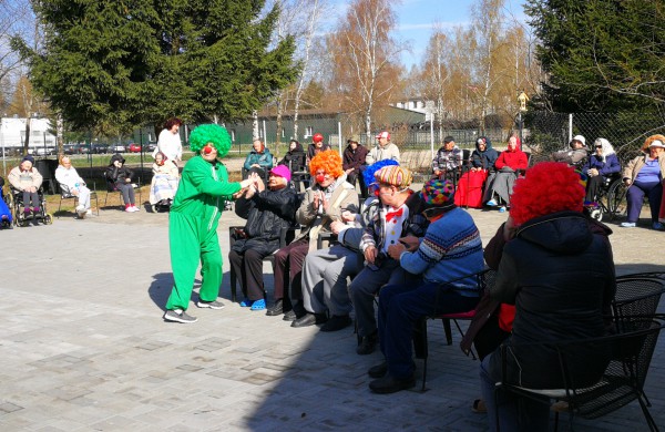 Raudonos nosies akcijos klounai pralinksmino Jonavos r. globos namų gyventojus