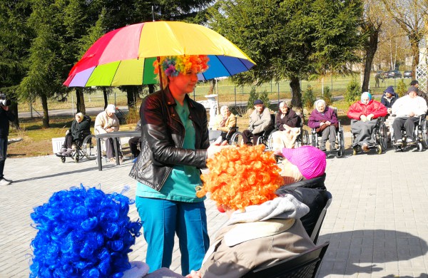 Raudonos nosies akcijos klounai pralinksmino Jonavos r. globos namų gyventojus