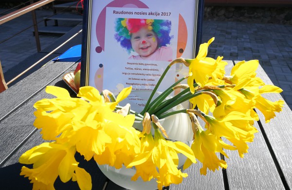 Raudonos nosies akcijos klounai pralinksmino Jonavos r. globos namų gyventojus