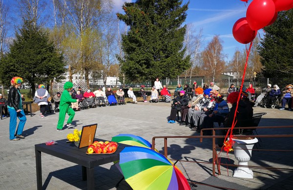Raudonos nosies akcijos klounai pralinksmino Jonavos r. globos namų gyventojus