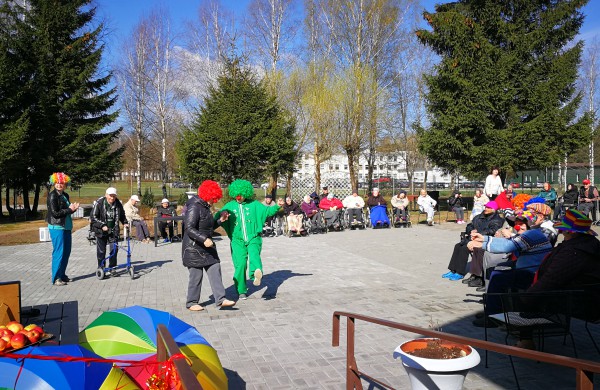 Raudonos nosies akcijos klounai pralinksmino Jonavos r. globos namų gyventojus