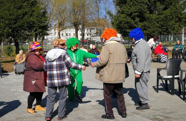 Raudonos nosies akcijos klounai pralinksmino Jonavos r. globos namų gyventojus