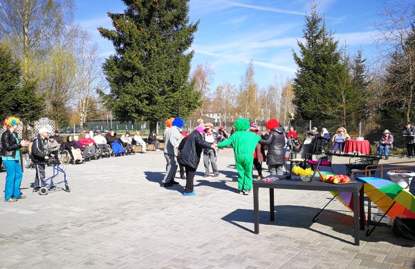 Raudonos nosies akcijos klounai pralinksmino Jonavos r. globos namų gyventojus