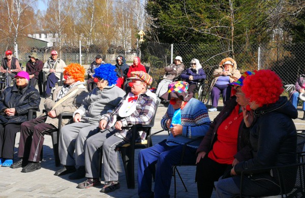 Raudonos nosies akcijos klounai pralinksmino Jonavos r. globos namų gyventojus