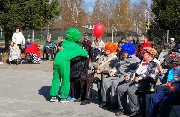 Raudonos nosies akcijos klounai pralinksmino Jonavos r. globos namų gyventojus